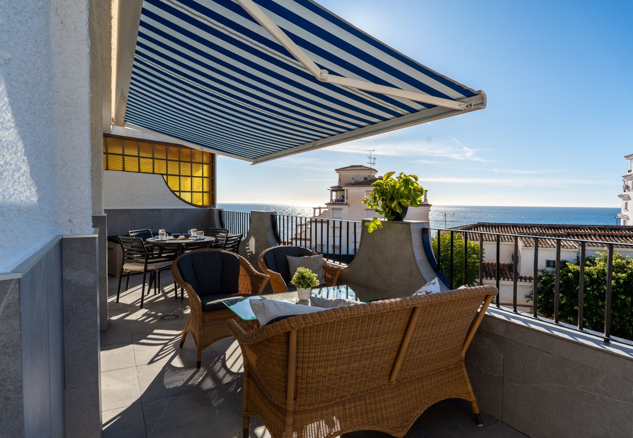 Apartment in Almuñecar - Luxurious Penthouse with Spacious Rooftop Terrace - 2 Minutes to Stunning Beach