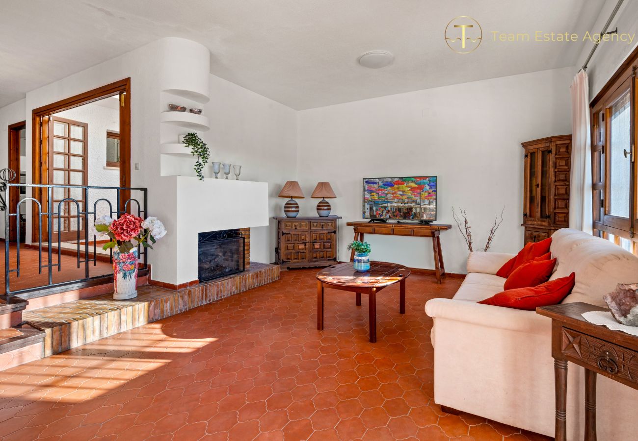 Townhouse in Almuñecar - Stunning View, 2 Terraces, Close to Beach & Restaurants